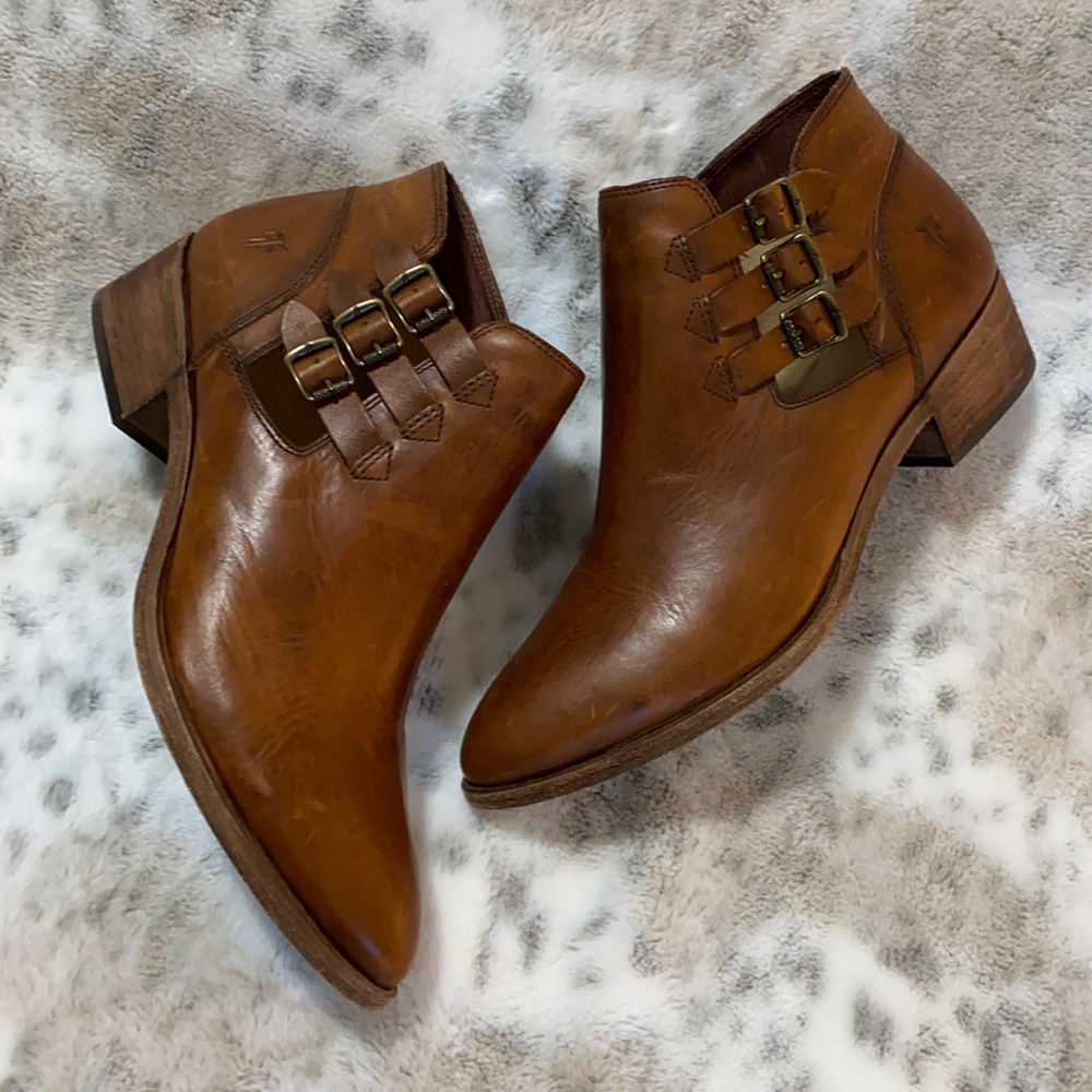 New! Frye Ray Belted Shooties in Cognac size 11M